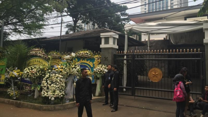 Karangan bunga berjejer di rumah dinas Menteri Susi Pudjiastuti