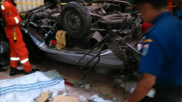 Mobil box terjun dari lantai 4  Pasar Jaya Cipulir, Jakarta Selatan