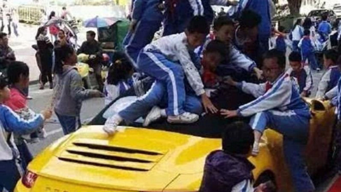 Sebuah mobil Porsche jadi sasaran anak-anak sekolah dasar