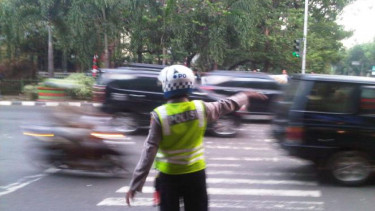 Polisi atur lalu lintas jalan.