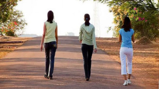Kenali Masalah Kesehatan Wanita dari Cara Jalannya