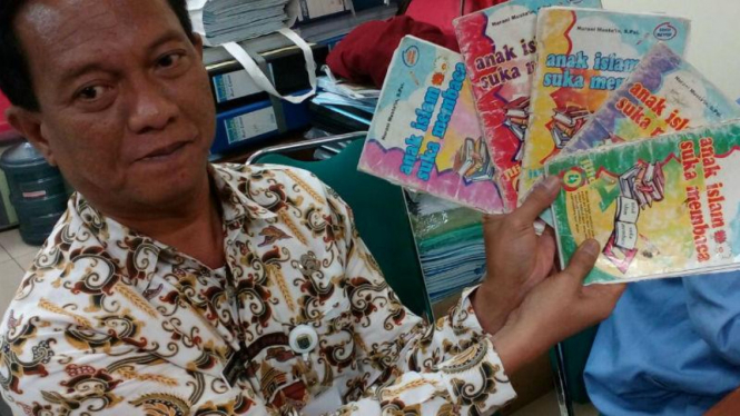 Disdik Depok tarik buku yang diduga berisi ajaran radikal.