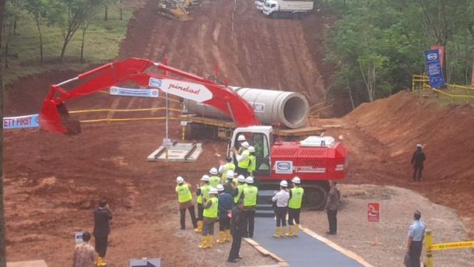 Proyek kereta cepat Jakarta-Bandung.