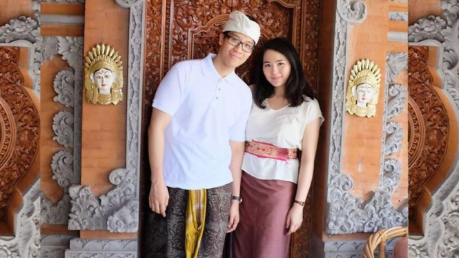 Mirna semasa hidup berfoto bersama suaminya.