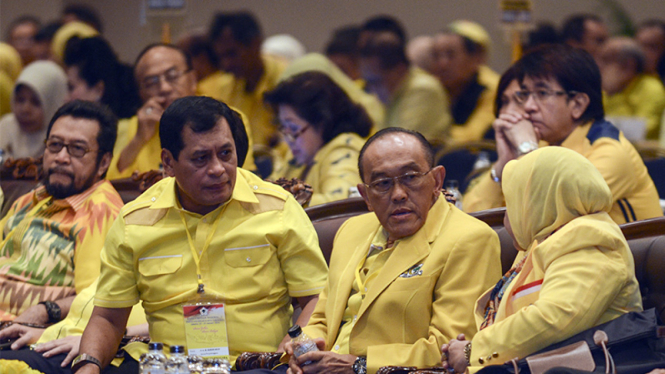 Ketua Dewan Pembina Partai Golkar, Aburizal Bakrie (tengah).