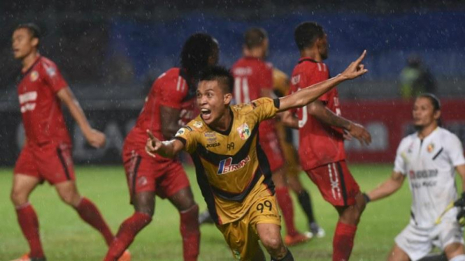 Pemain Mitra Kukar, Yogi Rahadian, lawan Semen Padang