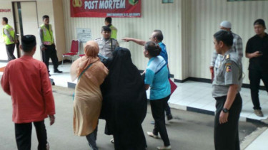 Istri M Ali, tersangka teror bom Thamrin, nyaris pingsan