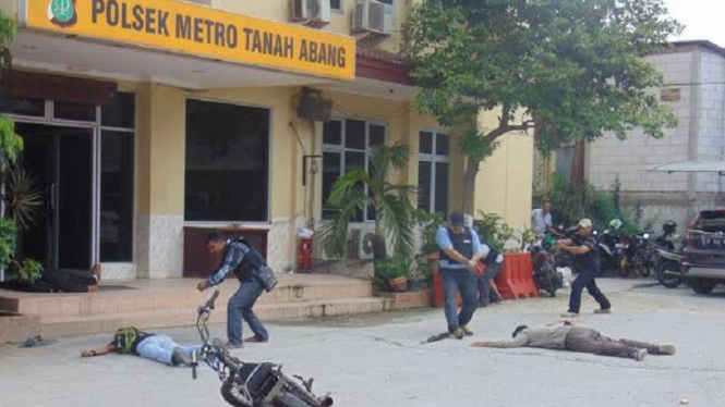 Simulasi serangan teroris di Polsek Tanah Abang.