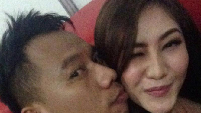 Vicky Prasetyo dan wanita cantik