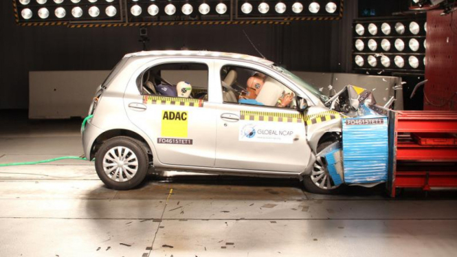 Uji tabrak Toyota Etios Liva.