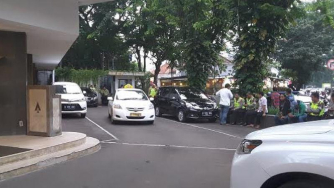 Polisi mendatangi sebuah hotel di Menteng