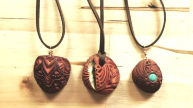 Liontin kalung terbuat dari biji alpukat