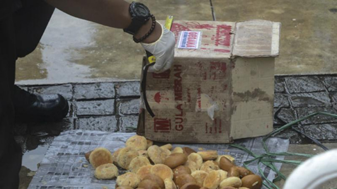 Benda mencurigakan di depan Hotel Pullman berisi kue kering