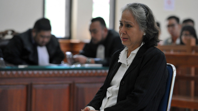 Terdakwa kasus pembunuhan Engeline, Margriet Cristina Megawe (kanan) mendengarkan tuntutan jaksa dalam sidang di Pengadilan Negeri Denpasar, Kamis (04/02/2016).