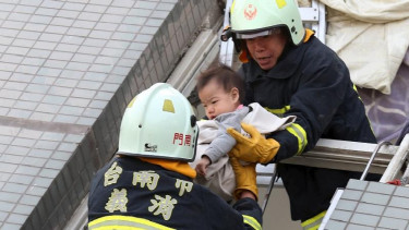Proses evakuasi anak korban apartemen runtuh di Taiwan