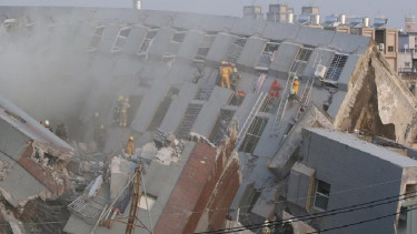 Salah satu bangunan yang ambruk akibat gempa Taiwan yang terjadi pada Februari lalu.
