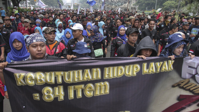 Buruh lakukan aksi unjuk rasa di depan istana negara