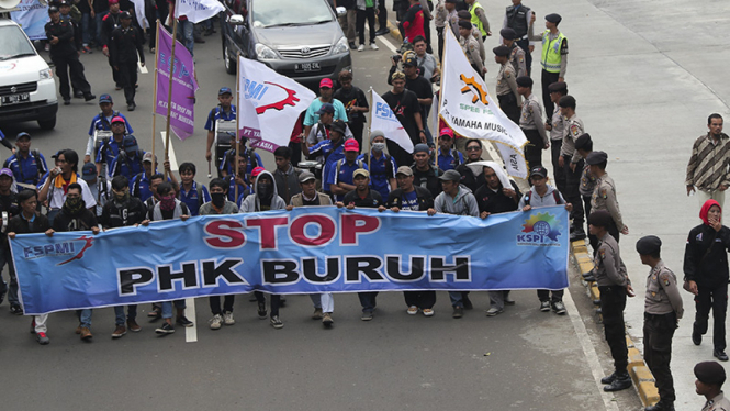 Buruh lakukan aksi unjuk rasa di depan istana negara