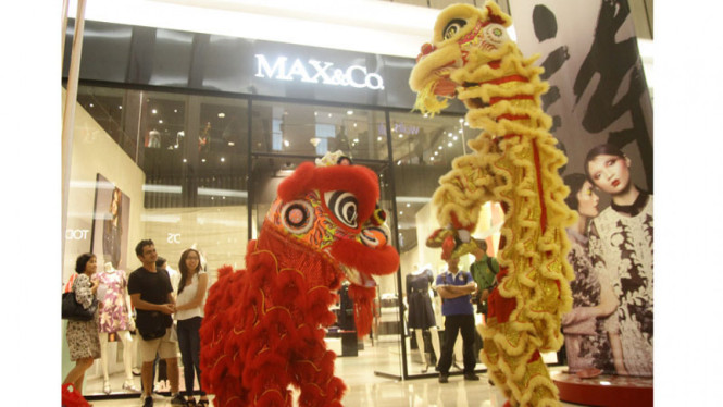 Atraksi Barongsai di Pusat Perbelanjaan