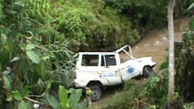 Mobil Kijang terjun bebas ke jurang di Sukabumi