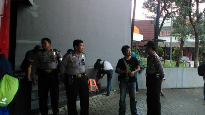 Happy Puppy dijaga polisi