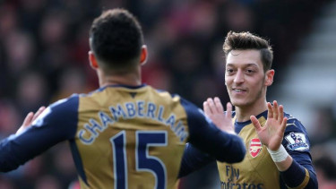 Pemain Arsenal, Mesut Oezil (kanan), rayakan gol