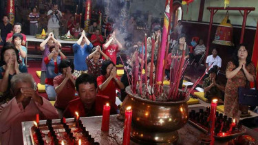 Suasana ibadah warga Tionghoa di Klenteng Tjen Lin Kong atau Poncowinatan
