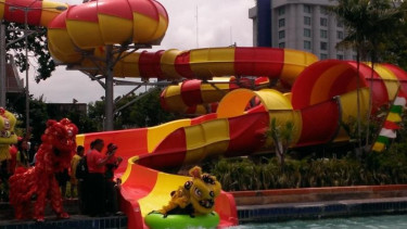 Barongsai meluncur di kolam renang