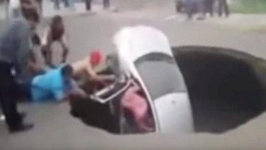 Warga evakuasi penumpang sedan akibat sinkhole di Peru.
