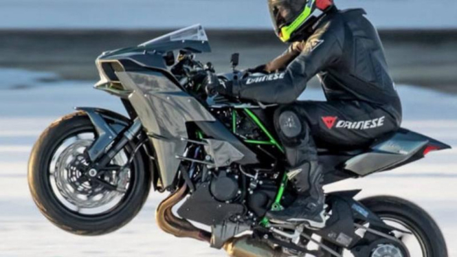 Cecil Myres dengan Kawasaki Ninja H2-nya.