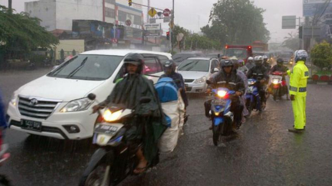 Arus Lalu Lintas Padat Merayap di TL Relasi
