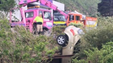 Mobil terjun ke jurang.