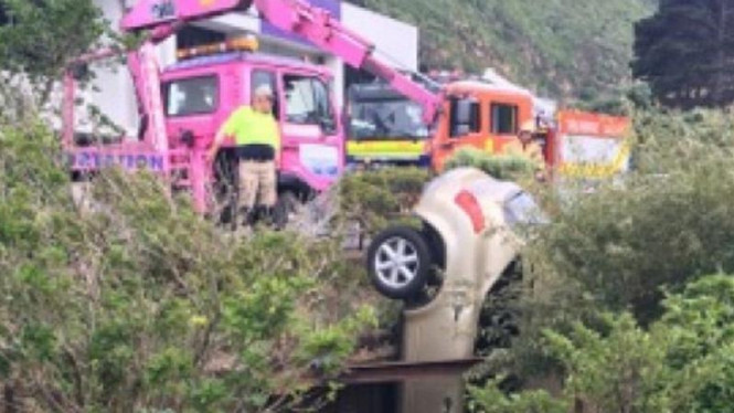 Mobil terjun ke jurang.