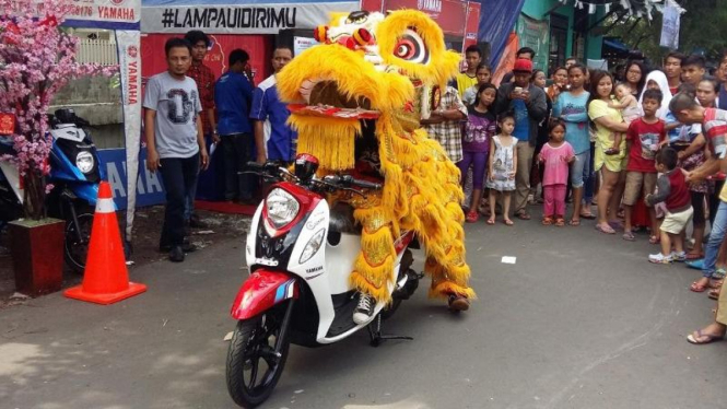 Atraksi barongsai di atas motor Yamaha saat meriahkan imlek.