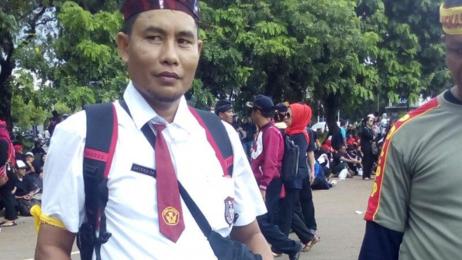 Guru Honorer Pakai Seragam SD
