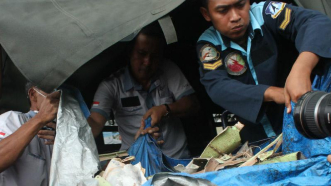 Evakuasi pesawat Super Tucano yang jatuh di Malang, Jawa Timur. Rabu 10 Februari 2016.