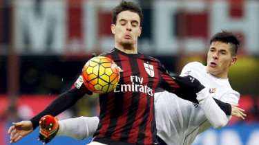 Gelandang AC Milan, Giacomo Bonaventura (depan).