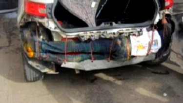 Imigran gelap yang kepergok sembunyi di bumper mobil.