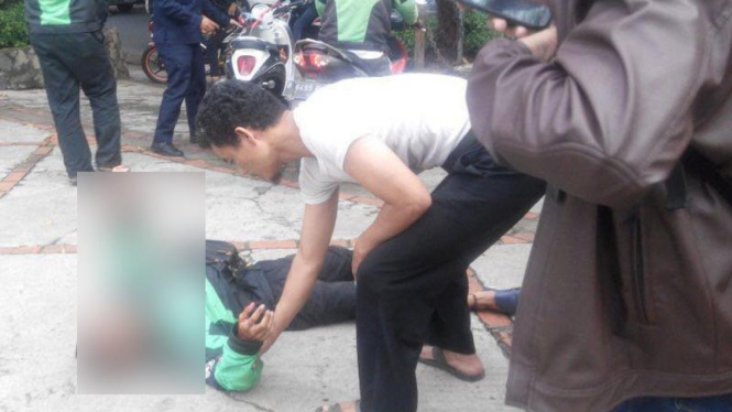 Pengemudi Gojek yang dipukuli dengan senjata di Kemang.