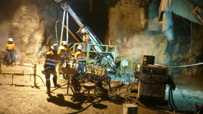 Proses evakuasi seorang pekerja tambang yang runtuh di Gosowong, Halmahera Utara, Maluku Utara, pada Minggu, 14 Februari 2016.