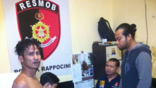 Seorang pegawai honorer Dinas Kelautan dan Perikanan Kota Makassar (kiri) ditangkap polisi setelah babak-belur digebuki warga akibat menjambret warga.
