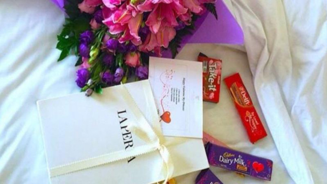 Foto Istagram Syahrini pamer bunga dan coklat 