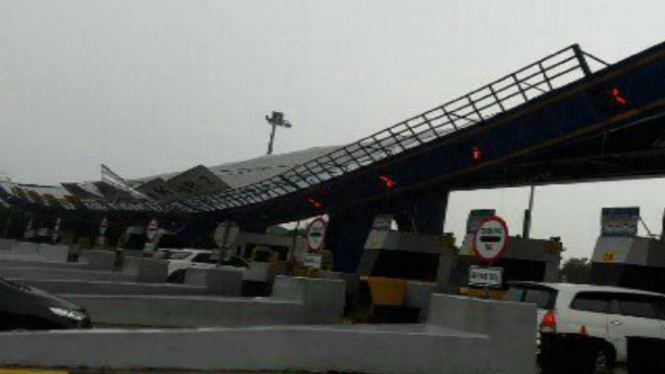 Gardu Tol Cikunir 2 ambruk