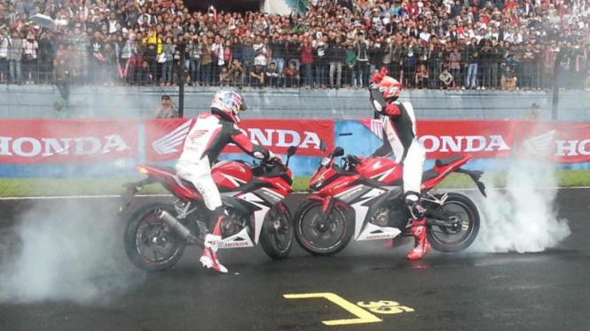 Marc Marquez dan Dani Pedrosa saat menguji motor Honda.