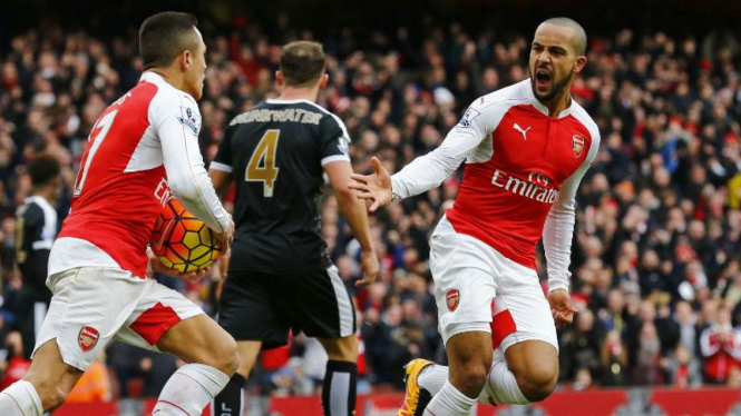 Winger Arsenal, Theo Walcott (kanan)