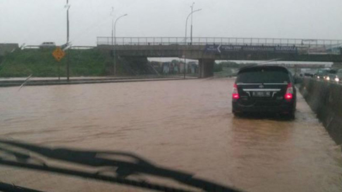 Banjir di KM 37 Tol Jakarta Cikampek