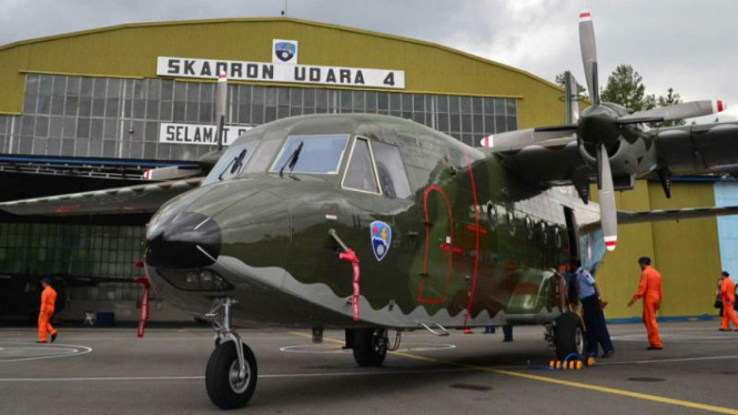 Pesawat NC212-200 di hangar Skuadron 4 Pangkalan TNI Angkatan Udara Abdulrachman Saleh di Malang, Jawa Timur, pada Senin, 15 Februari 2016.