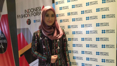 Desainer Dian Pelangi tampil di London Fashion Week