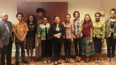 Menlu Retno dan KSP Teten Masduki bersama 9 mahasiswa Papua di California (14/2)