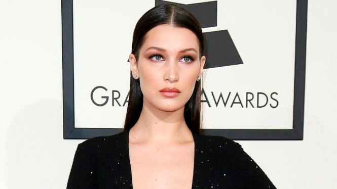  Bella Hadid berpose di karpet merah